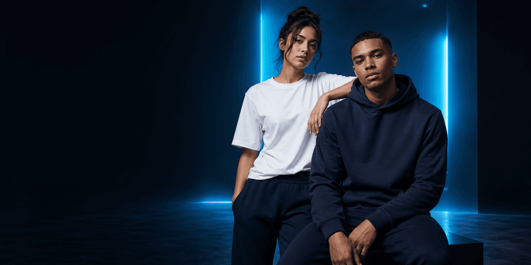 Mujer y hombre luciendo prendas de la nueva colección Flocho RD